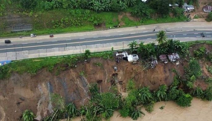 16 patay sa landslides ug baha