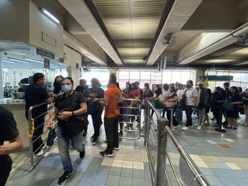 LRT-2, MRT-3 give free rides to commemorate DOTr's 125th year