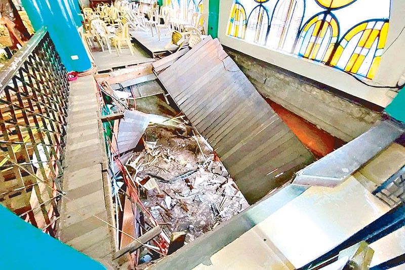 1 dead, scores hurt as church  balcony collapses