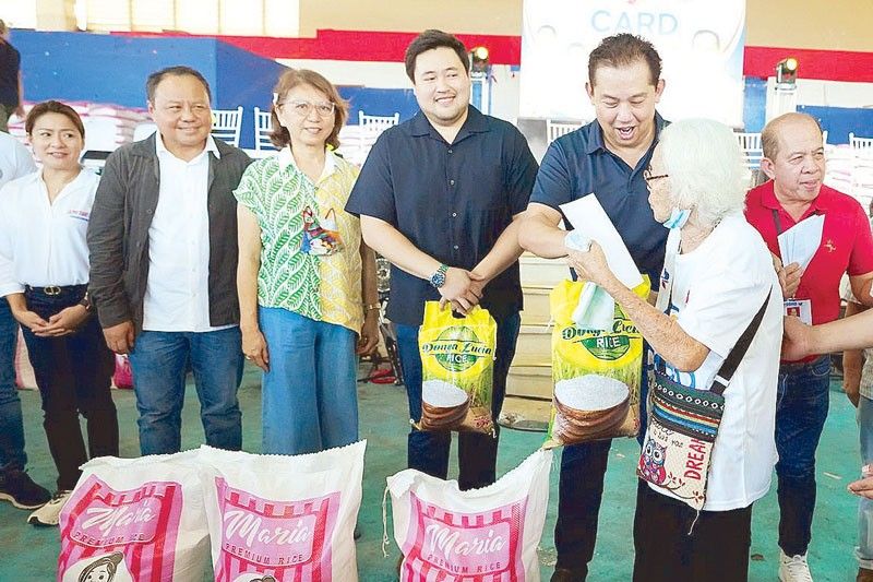 Siquijor residents receive cash, rice aid