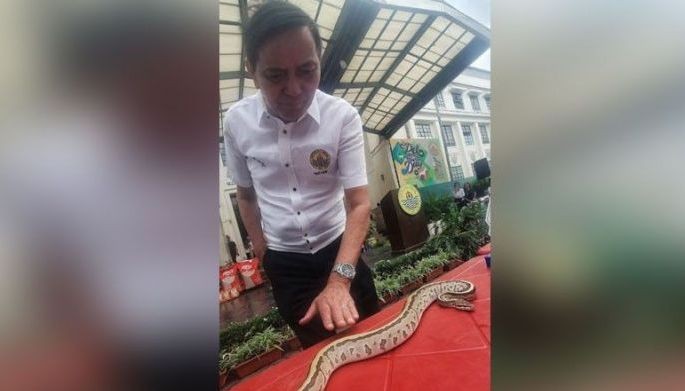 Cebu City Mayor Michael Rama touches a snake that is 0one of the animals brought to the City Hall during yesterday&acirc;��s celebration of Pet Day. The event, one of the 87th Cebu City Charter Day activities, coincided with the worldwide celebration of &amp;quot;Love Your Pets Day.