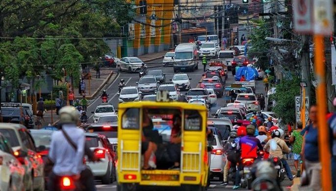 Traffic is heavy along General Maxilom Avenue in the uptown area of Cebu City yesterday afternoon. Experts warn that the city is expected to lose more than a billion pesos a day if the worsening traffic problem is not addressed.