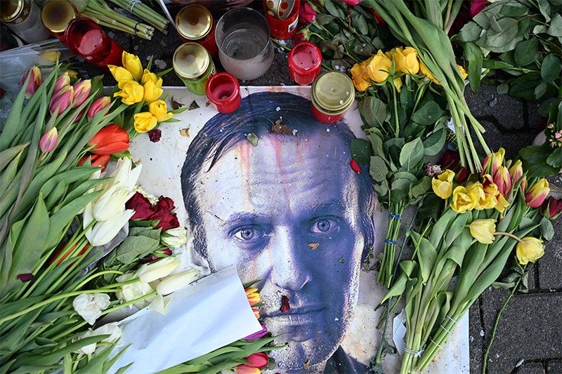 Mourners brave arrest to attend Navalny's funeral