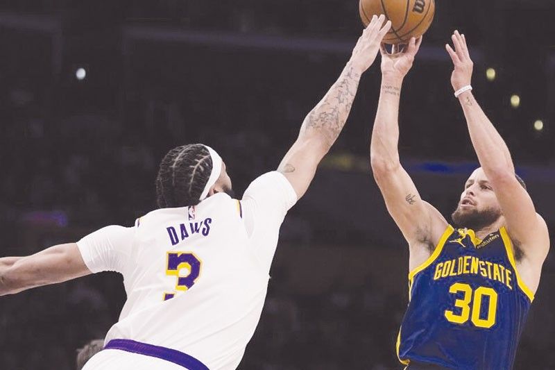 Curry, Warriors sinapawan ang Lakers