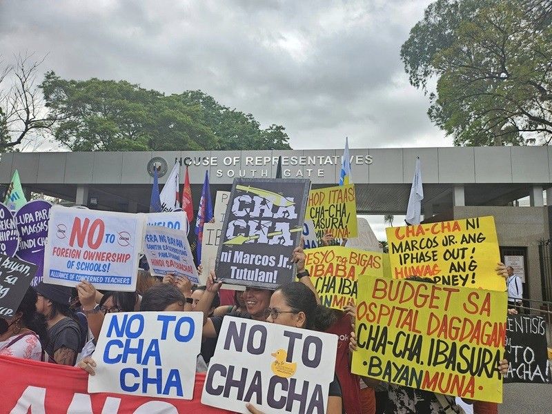 Survey shows Cha-cha still 'unpopular' with Filipinos â�� Senate leaders