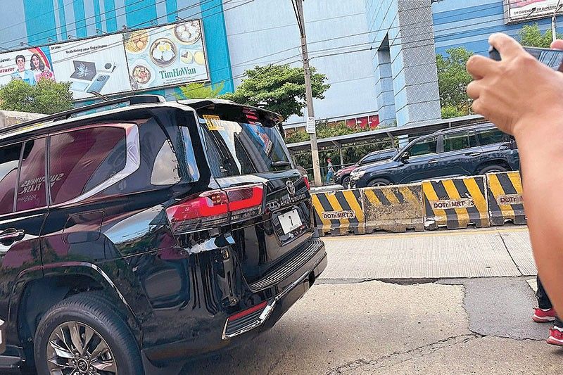 SUV with â��7â�� plate caught in busway; driver escapes
