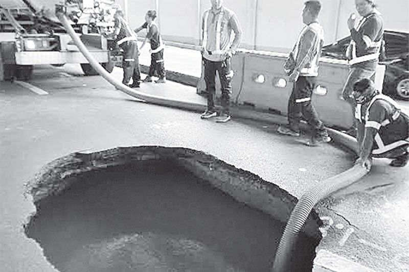 Sink hole malapit sa Villamor Air Base, nadiskubre
