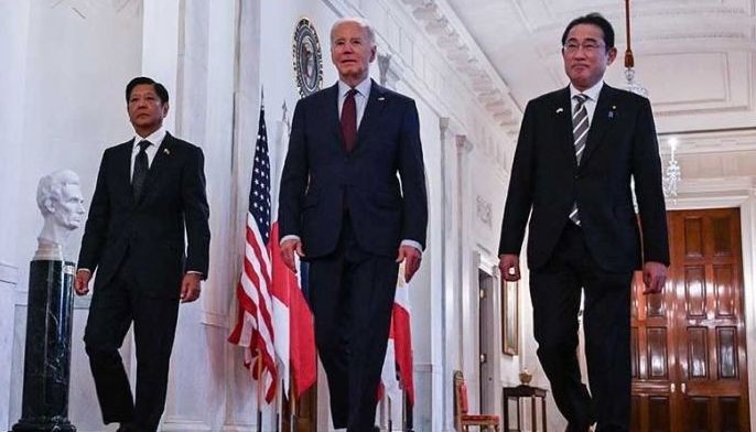 US President Joe Biden heads to a trilateral meeting with Japanese Prime Minister Fumio Kishida (R) and Filipino President Ferdinand Marcos Jr. (L) at the White House in Washington, DC, on April 11, 2024.