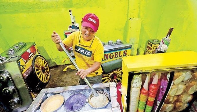 Amid the scorching heat, Marlon Canaway prepares different flavors of &acirc;��sorbetes&acirc;�� or dirty ice cream, to be sold in Mandaluyong City yesterday. 