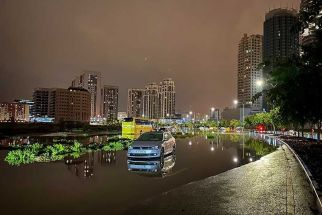 A car is left on a flooded street following heavy rains in Dubai early on April 17, 2024. Dubai, the Middle East's financial centre, has been paralysed by the torrential rain that caused floods across the UAE and Bahrain and left 18 dead in Oman on April 14 and 15. 
