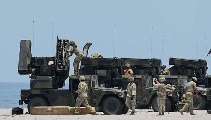 A US soldier loads an Avenger surface-to-air missile system during the US-Philippines Balikatan joint military exercise at San Antonio in Zambales, north of Manila on April 25, 2023. 