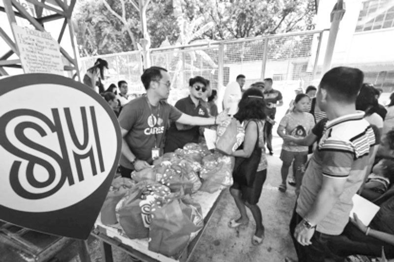 SM Foundation, namahagi ng Kalinga packs sa mga nasalanta ng sunog sa Maynila