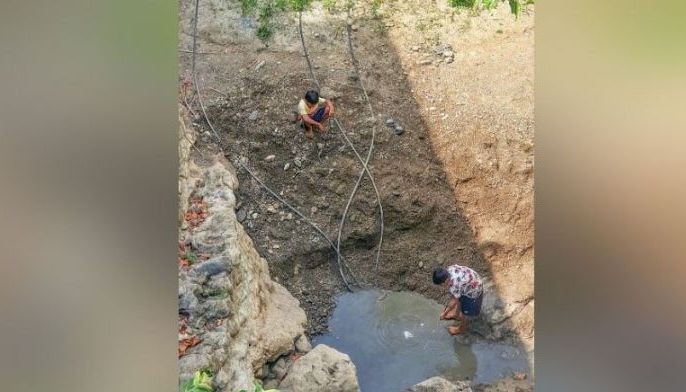 Farmers pump out water from an already depleted source along the river in Barangay Bonbon, Cebu City to water their plants amid the onslaught of El Ni&Atilde;&plusmn;o that has affected their crops.  