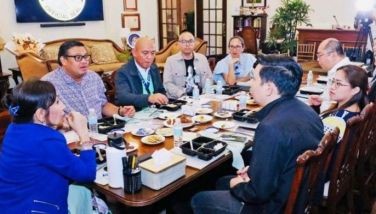Cebu Governor Gwendolyn Garcia and officials of the Metro Cebu Water District, led by chairman Joey Daluz III, discuss the possibility of sourcing out water supply from Carmen to address water shortage in Metro Cebu due to the ongoing El Ni&Atilde;&plusmn;o phenomenon.