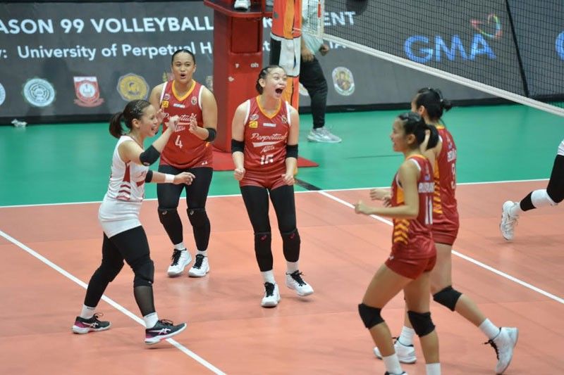 Lady Altas sinilat ang Lady Red Spikers