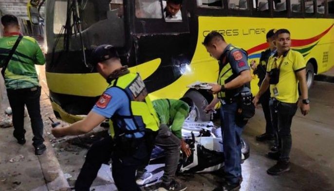 Police and traffic personnel clear the area where a multiple vehicle coalition occurred resulting in injuries of six individuals at the subway tunnel in Barangay Basak-San Nicolas, Cebu City early morning on Monday, April 22. 