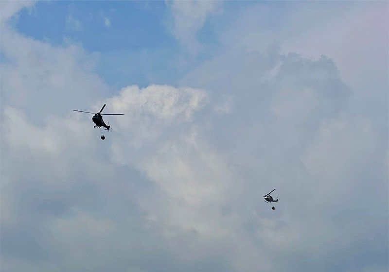 2 PAF helicopter dineploy sa forest fire sa Camarines Sur