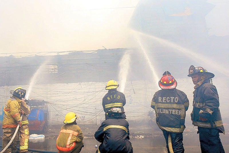 2 volunteer firefighters hurt in Tondo blaze