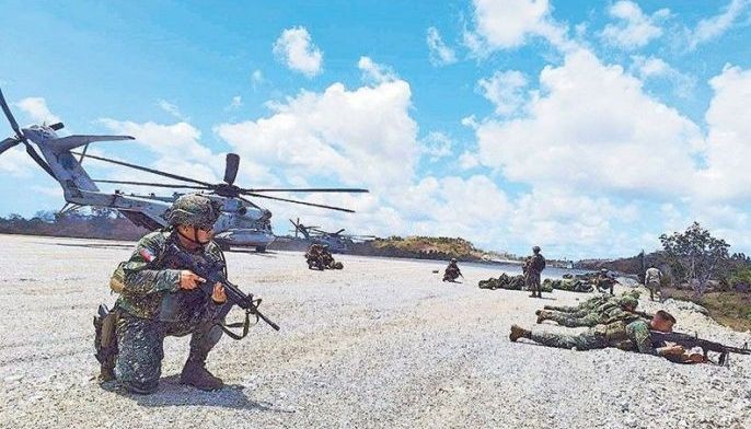 Photo provided by the AFP shows Philippine and US Marines taking part in an air assault exercise utilizing a USMC CH53E Super Stallion heavy-lift helicopter&Acirc;&nbsp;in Balabac, Palawan yesterday as part of the annual Balikatan drills.