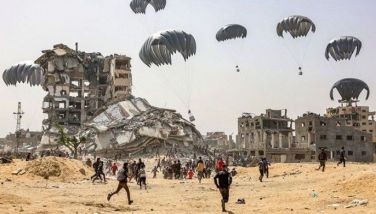 People rush to landing humanitarian aid packages dropped over the northern Gaza Strip on April 23, 2024 amid the ongoing conflict in the Palestinian territory between Israel and the militant group Hamas. 