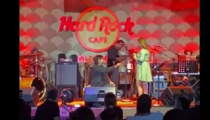 VIDEO: Bandmate of Jinky Vidal Surprises Her with Wedding Proposal During Performance