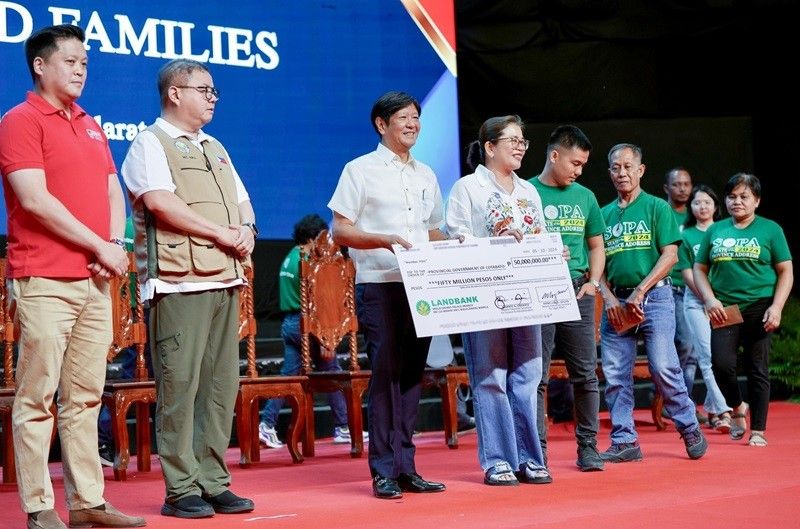 Marcos hands over P210-M aid to El NiÃ±o-hit Mindanao LGUs, provinces