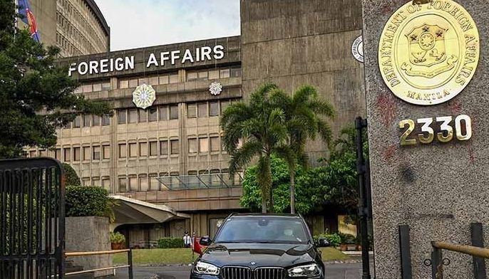 A Chinese diplomatic vehicle leaves the Department of Foreign Affairs in Manila on December 11, 2023. 