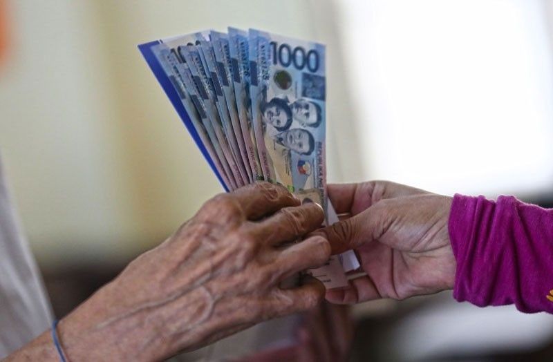 DSWD wonâ��t allow politicians to distribute AKAP cash aid
