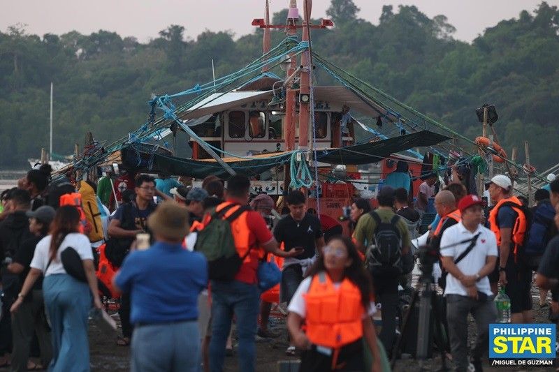 'Para sa mangingisda': 100 sibilyang Pinoy naglayag pa-Scarborough Shoal