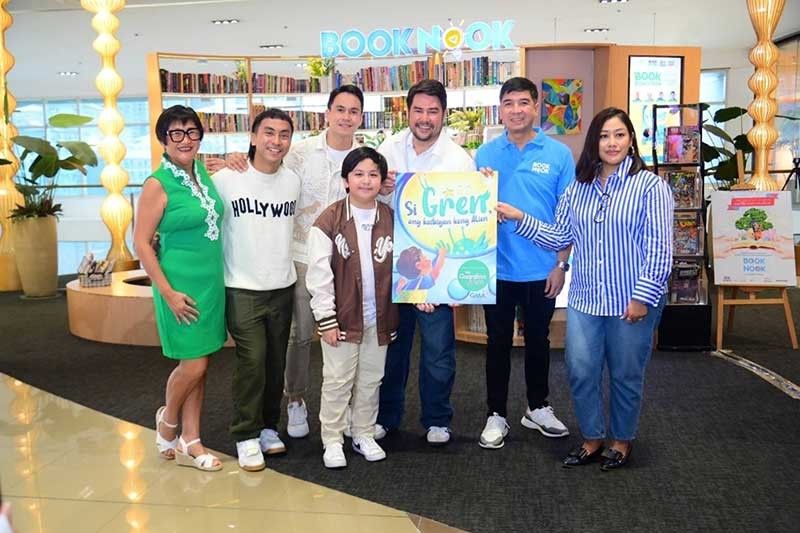 'My Guardian Alien' stars donate book to free mall library