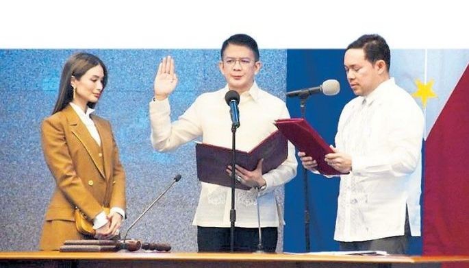Sen. Francis &acirc;��Chiz&acirc;�� Escudero, joined by wife Heart Evangelista, is sworn in as Senate president by Deputy Majority Leader Mark Villar yesterday. Inset shows Sen. Juan Miguel &acirc;��Migz&acirc;�� Zubiri speaking during a press conference after stepping down as leader of the Senate.