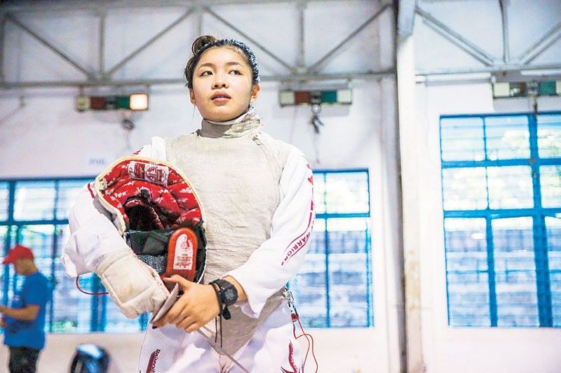 Fencer Catantan bucks hurt knee, beats Brazilian foe to advance in Paris Olympics