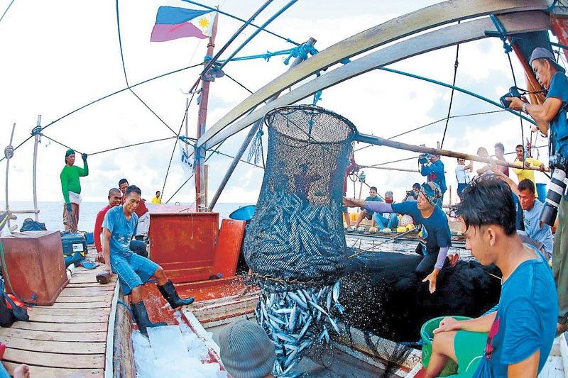 Fishing with Filipinos in Panatag Shoal