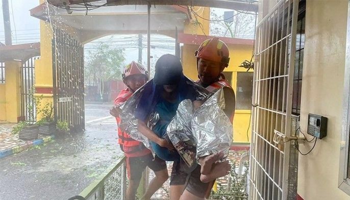 Thousands flee as 'Aghon' hits Luzon