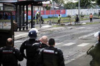 French gendarmes stand guard near independantists at the entrance of the Riviere Salee disctrict, in Noumea, France's Pacific territory of New Caledonia, on May 29, 2024. Riots sparked by a constitutional reform project broke out on May 13. France has lifted a state of emergency across the territory after two weeks of unrest in which seven people died and hundreds were injured