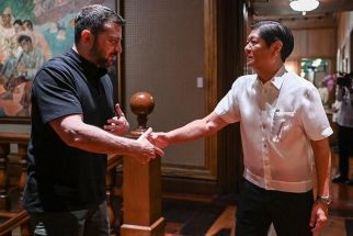 Philippines&acirc;�� President Ferdinand Marcos Jr. (R) welcomes Ukraine&acirc;��s President Volodymyr Zelensky (L) upon his arrival at the Malacanang Palace in Manila on June 3, 2024.