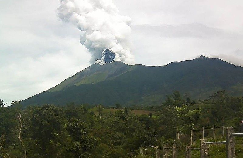 Halos 800 katao lumikas matapos pagsabog ng Kanlaon, ayon sa NDRRMC