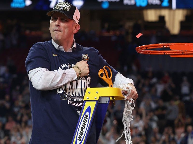 Top college coach Hurley turns down Lakers offer