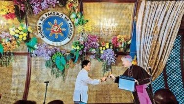 President Marcos and Papal Nuncio Charles Brown toast during the vin d&acirc;��honneur or formal reception for diplomats at Malaca&Atilde;&plusmn;ang yesterday. 