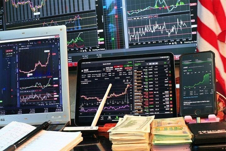 Share prices tumble on lack of fresh leads