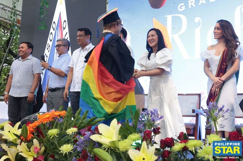 Higit 300 miyembro ng LGBTQIA+ nag-graduate sa QueÂ­zon City suot ang kanilang gender-affirming attire