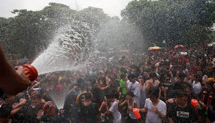 Lalaki binuhusan ng tubig, rumesbak ng asido!