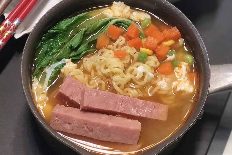 Recipe: Spicy luncheon meat noodle soup for rainy days