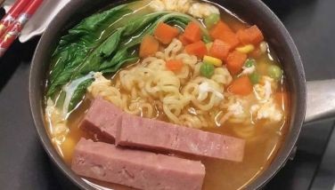 Recipe: Spicy luncheon meat noodle soup for rainy days