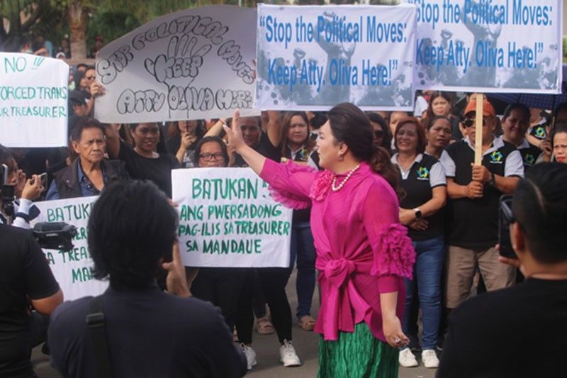 Plano nga pagbalhin ni Oliva giprotestahan sa mga kawani