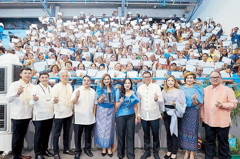 Malabon awards lots to 442 families