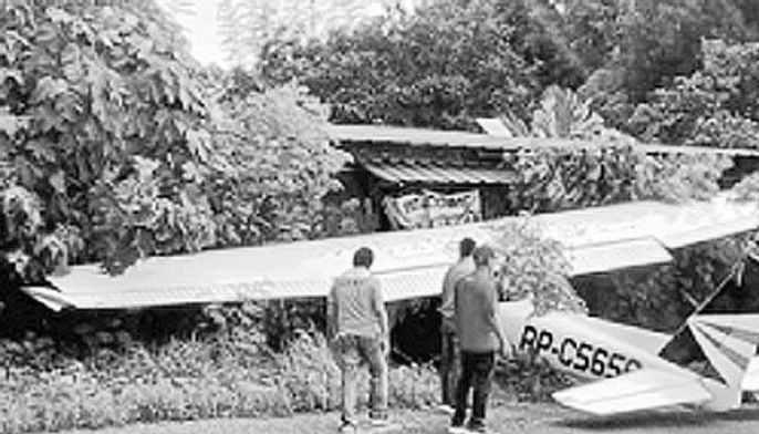 Cessna plane nag-overshoot sa runway, sumalpok sa bahay: Piloto sugatan