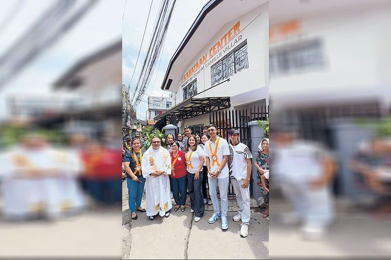 Villar turns over Kabataan Center to SK leaders