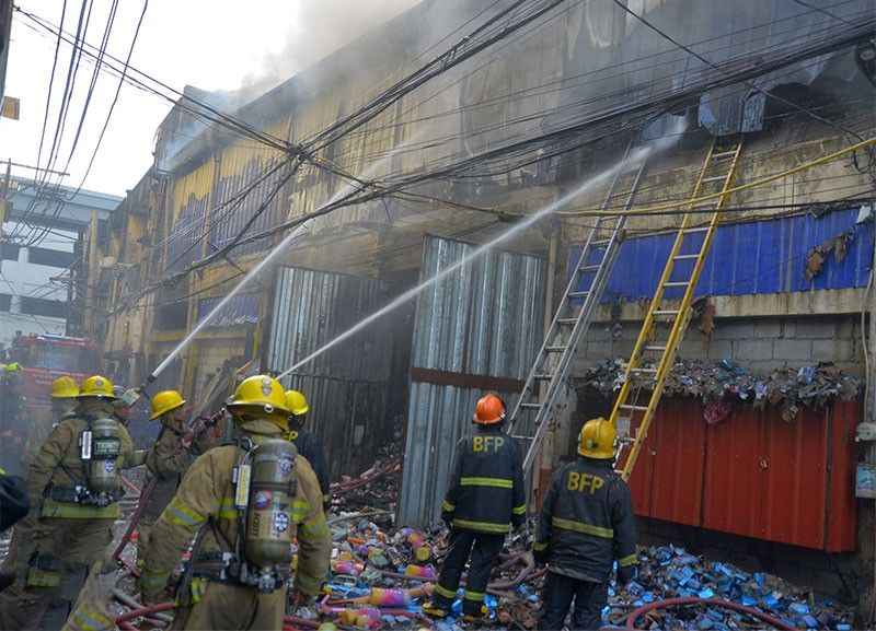 Bodega ng tumbler nasunog, 4 nasaktan