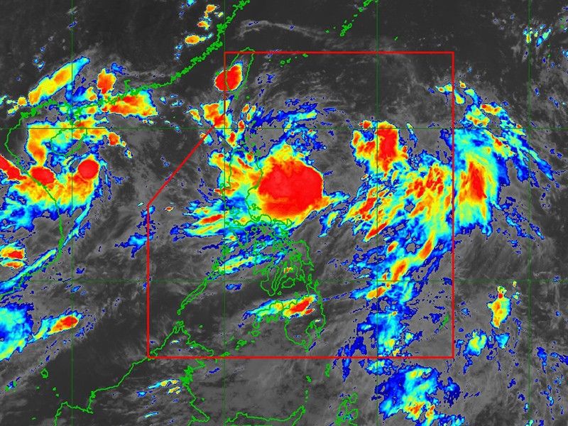 â��Carinaâ�� keeps strength as it moves slowly over Philippine Sea